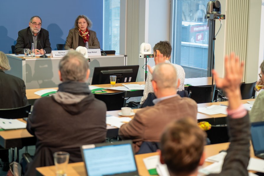 DGHS-Pressekonferenz mit Rechtsanwalt Professor Roßbruch