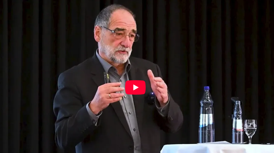 DGHS-Präsident Robert Roßbruch hält einen Vortrag